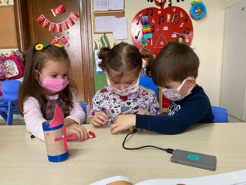 Minikler robotik kodlama öğreniyor