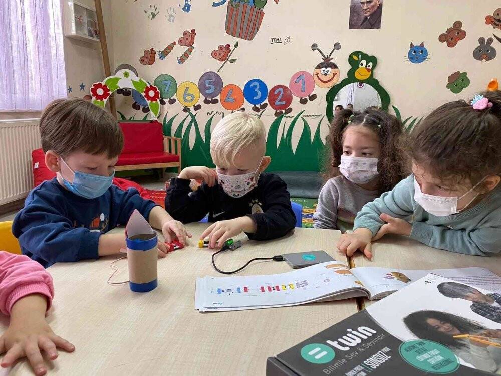 Minikler robotik kodlama öğreniyor