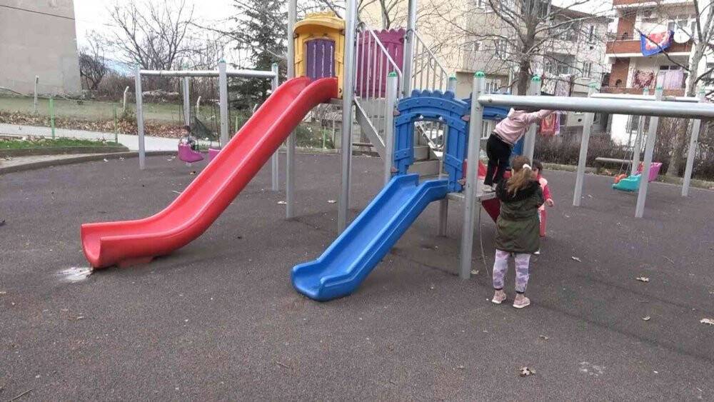 Şaka yaparken arkadaşını alev alev yaktı.. O anlar kamerada