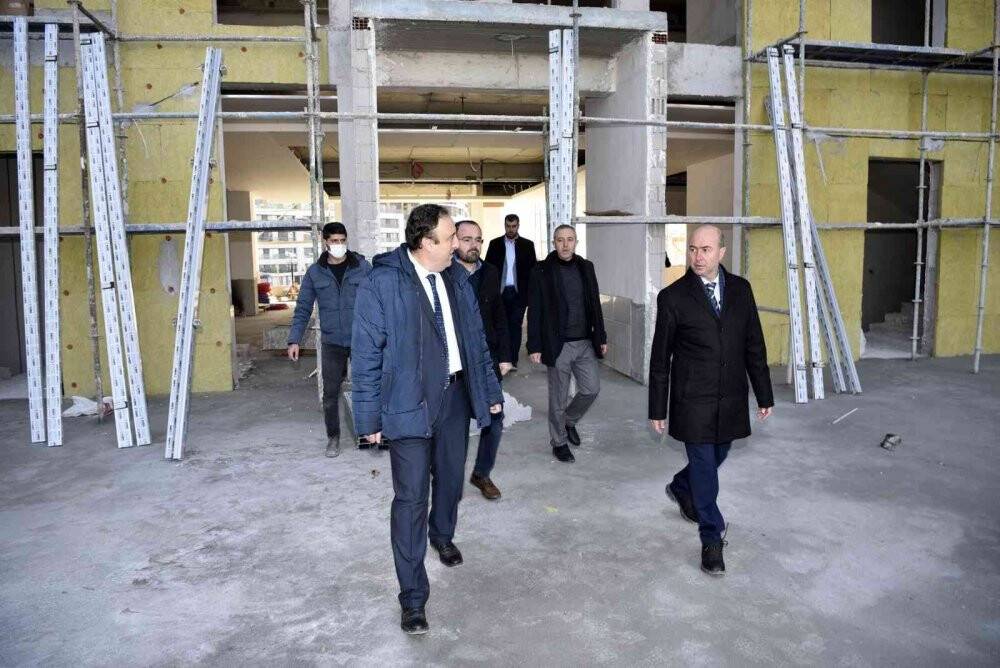 Başkan Pekyatırmacı 32 derslikli ilkokulu inceledi