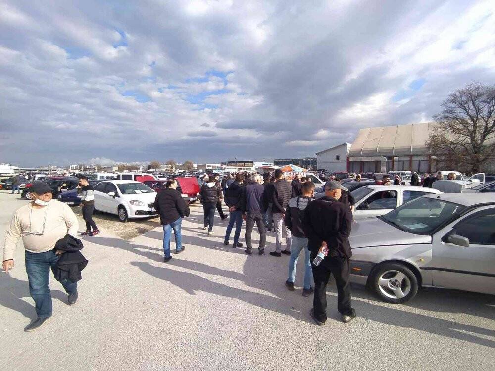 İkinci el oto pazarında işler açıldı, esnafın yüzü güldü