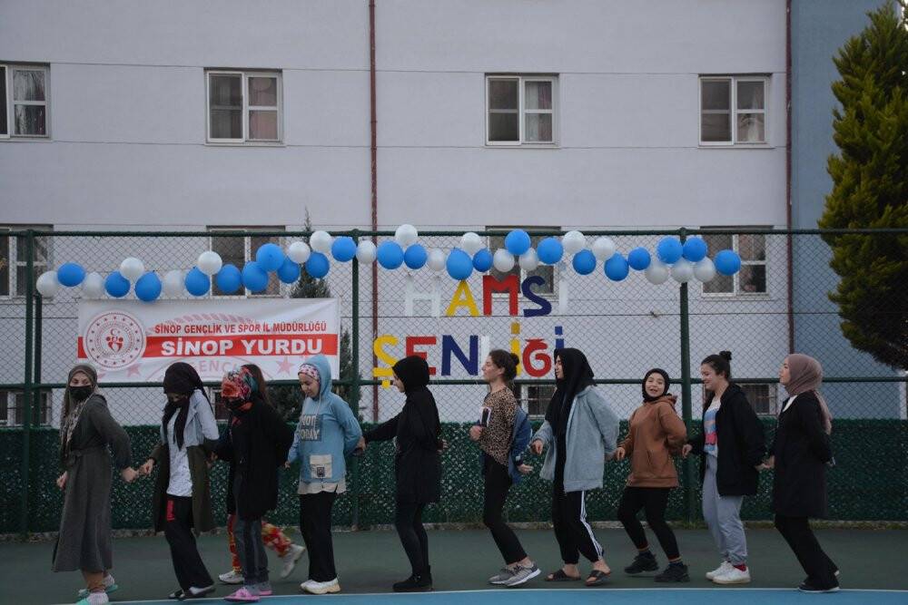 Şenlikte üniversite öğrencilerine 700 kilo hamsi ikram edildi