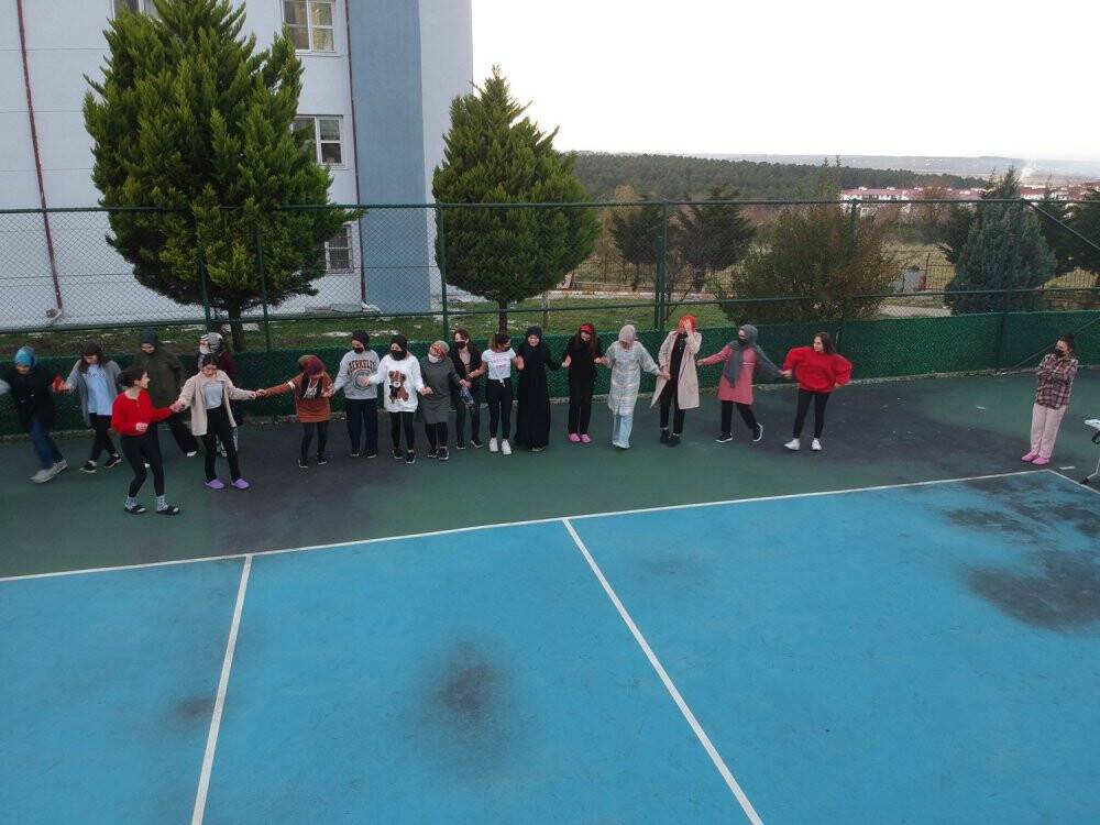 Şenlikte üniversite öğrencilerine 700 kilo hamsi ikram edildi