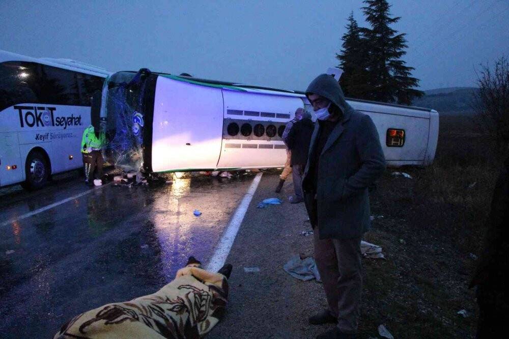 Amasya’da yolcu otobüsü devrildi: 1 ölü, 19 yaralı