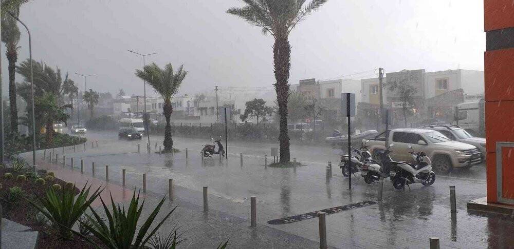 Bodrum’da sağanak yağış etkili oluyor