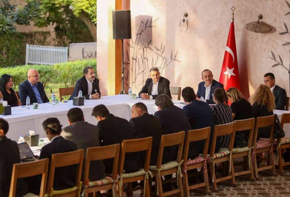 Dışişleri Bakanı Çavuşoğlu, Dubai’de Türk İş Konseyi üyeleriyle bir araya geldi