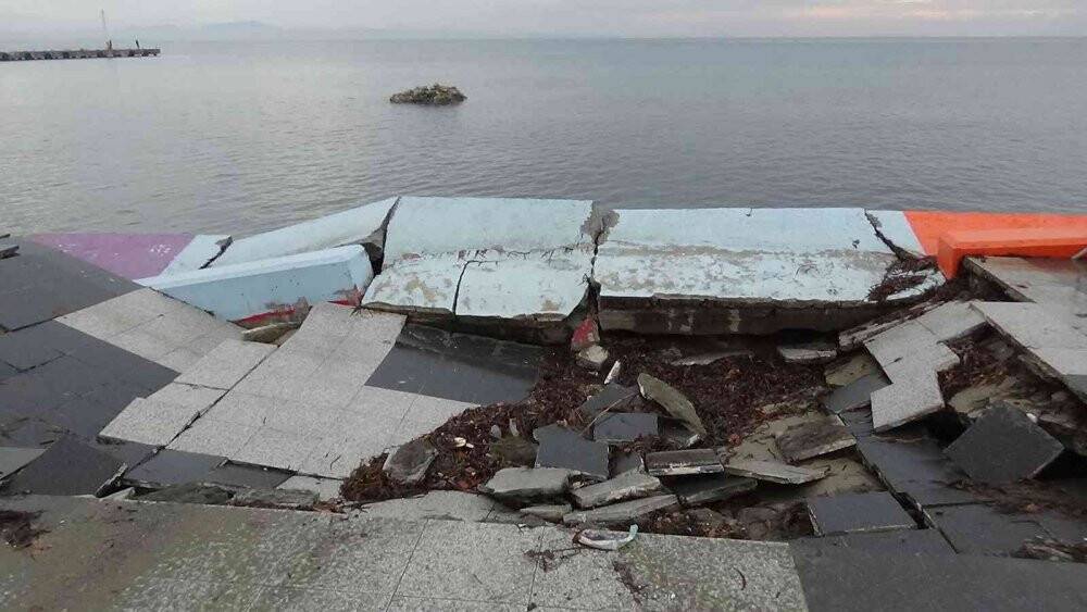 Edremit’te dev dalgaların dövdüğü kordon çöktü