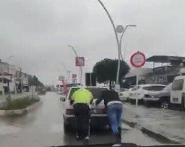 Alaplı’da trafik polisi vatandaşı yolda bırakmadı