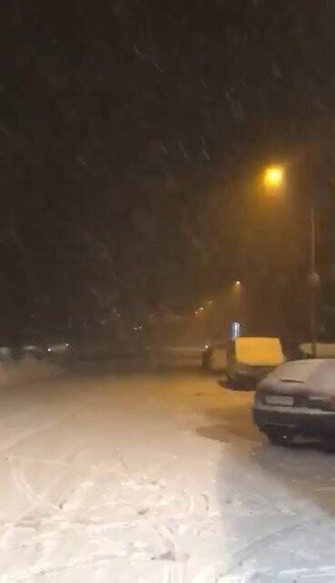 Uludağ’da şiddetini arttıran kar yolların kapanmasına neden oldu