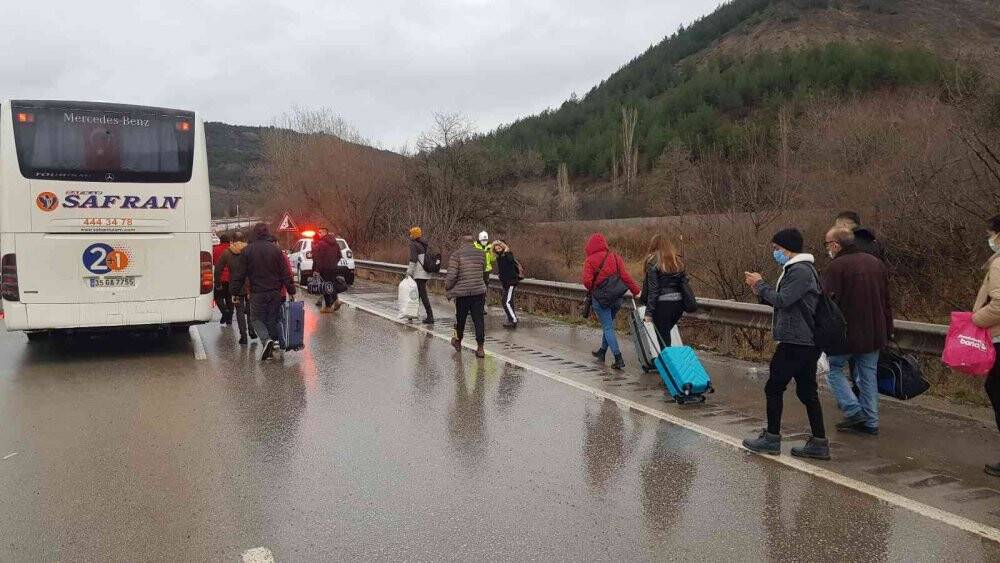 Yolcu otobüsü bariyerlere çarptı, faciadan dönüldü