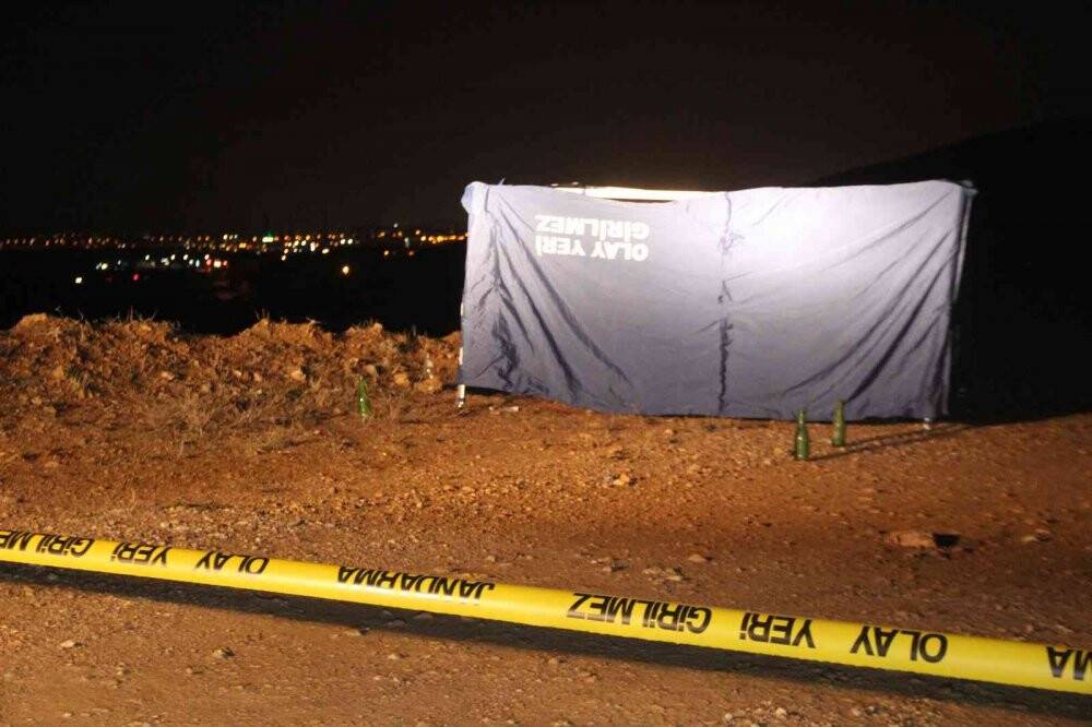 Arazide silah ve bıçak darbeleriyle öldürülmüş halde ceset bulundu