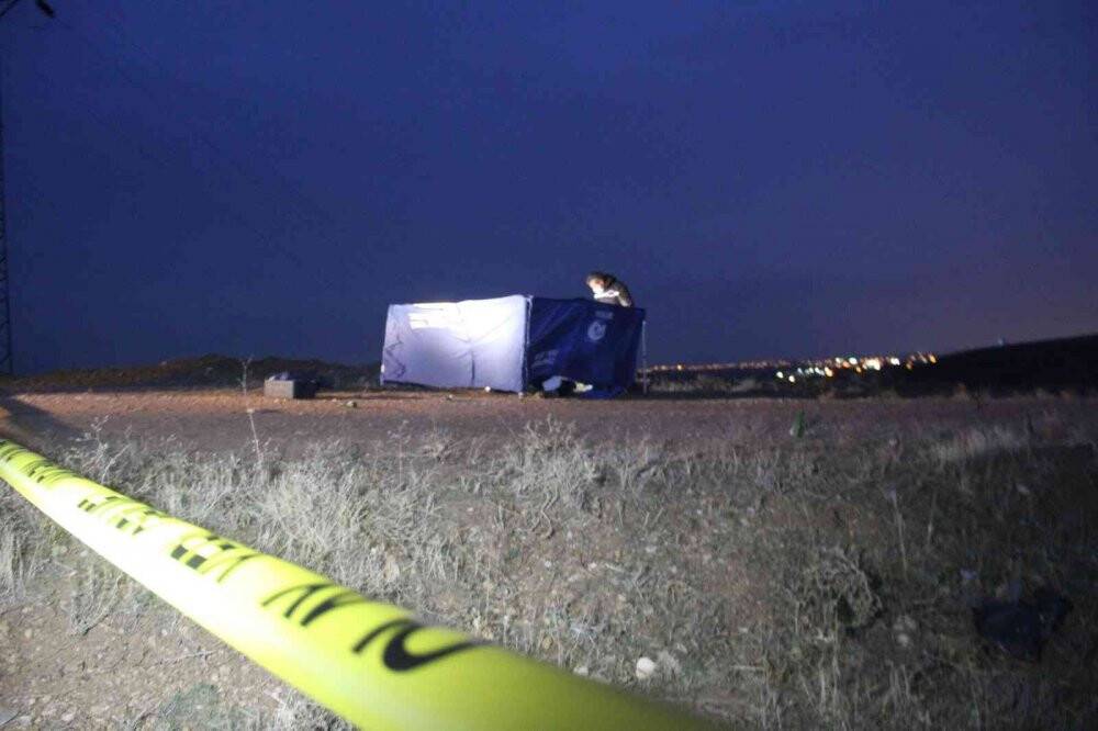 Arazide silah ve bıçak darbeleriyle öldürülmüş halde ceset bulundu