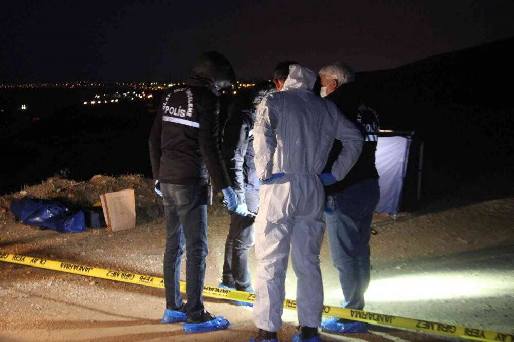 Arazide silah ve bıçak darbeleriyle öldürülmüş halde ceset bulundu