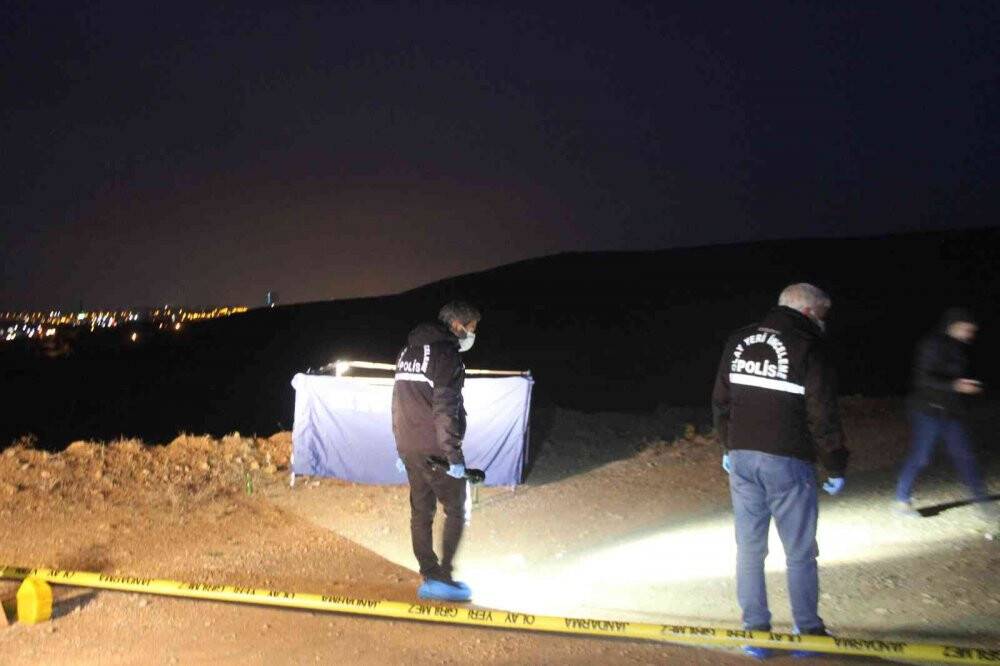 Arazide silah ve bıçak darbeleriyle öldürülmüş halde ceset bulundu