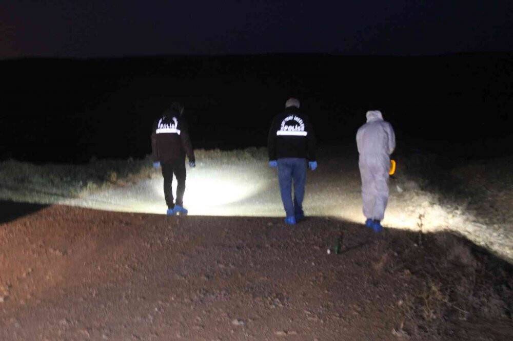 Arazide silah ve bıçak darbeleriyle öldürülmüş halde ceset bulundu