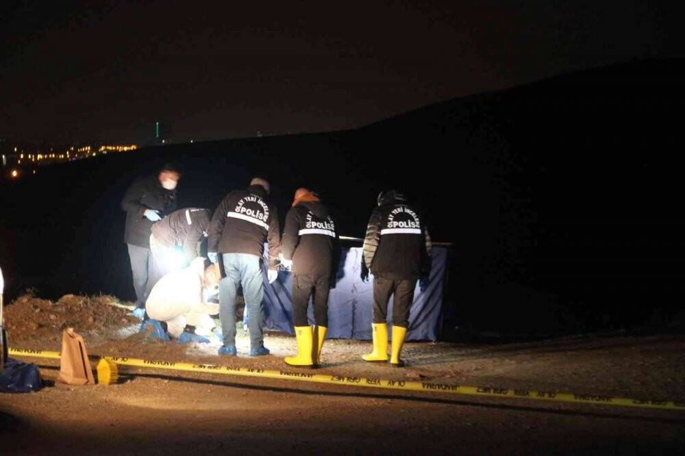 Arazide silah ve bıçak darbeleriyle öldürülmüş halde ceset bulundu