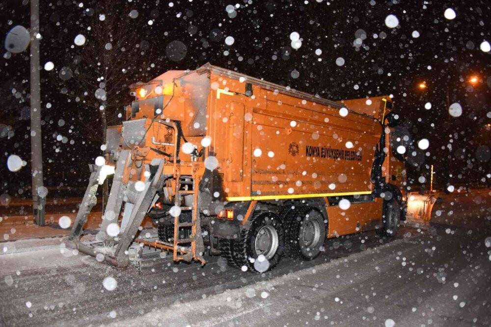 Konya Büyükşehir kar ve buzlanmaya karşı 31 ilçede görev başında