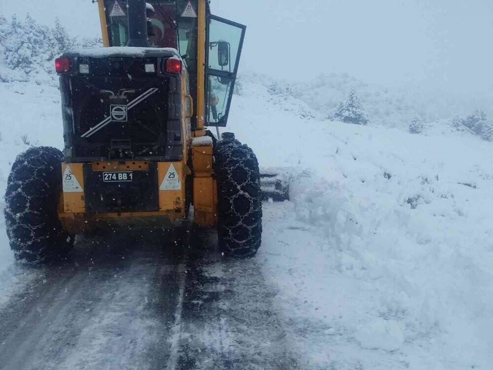 Konya Büyükşehir kar ve buzlanmaya karşı 31 ilçede görev başında