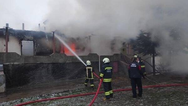 Konya’da alev alev yanan müstakil ev kullanılamaz hale geldi