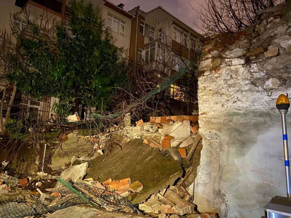 Üsküdar’da istinat duvarı çöktü, 4 otomobil zarar gördü