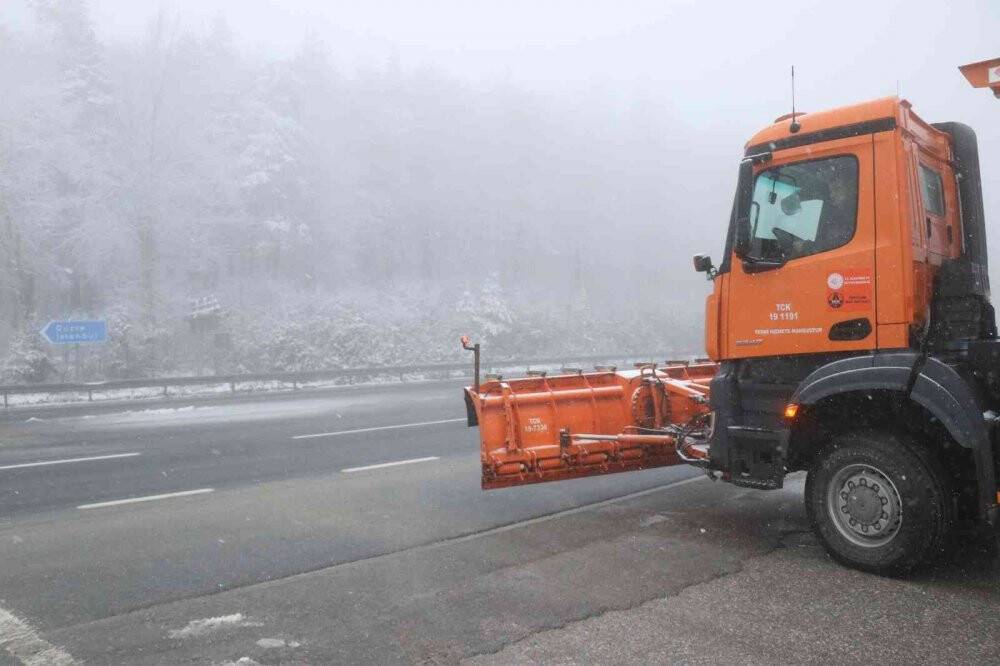 Bolu Dağı’nda kar yağışı ve sis etkili oluyor