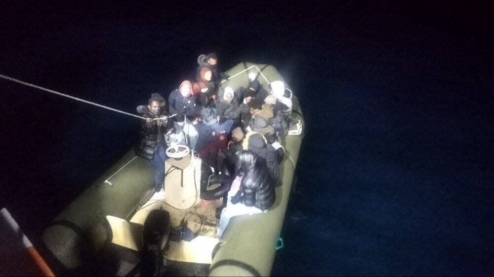İzmir açıklarında 50 düzensiz göçmen yakalandı