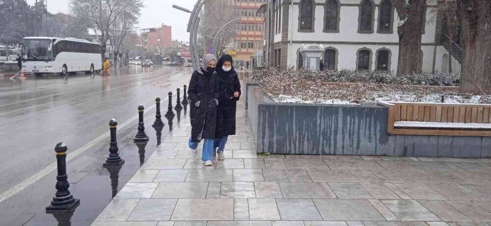 Afyonkarahisar’da günlerdir uyarısı yapılan kar yağışı başladı