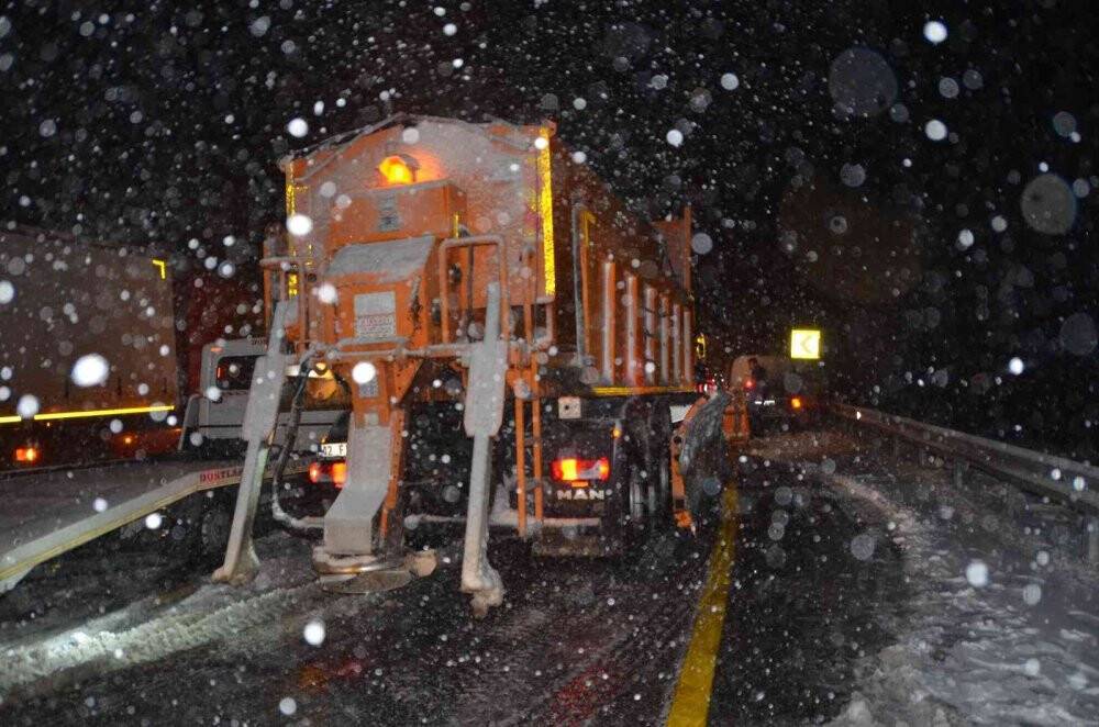 Alacabel’de kar kalınlığı 20 cm’ye ulaştı, tırların geçişine izin verilmiyor