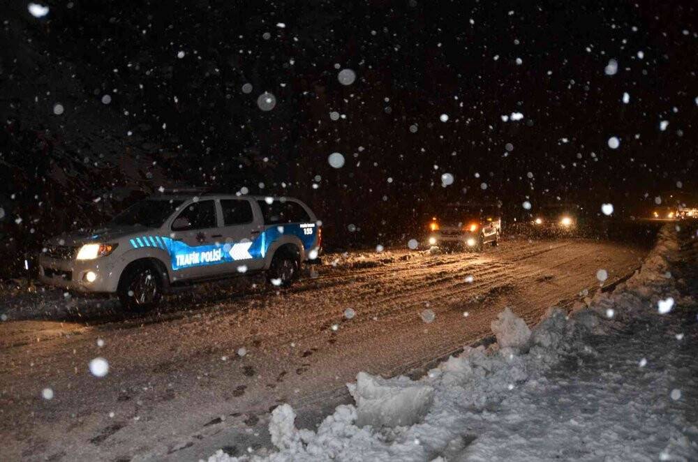 Alacabel’de kar kalınlığı 20 cm’ye ulaştı, tırların geçişine izin verilmiyor