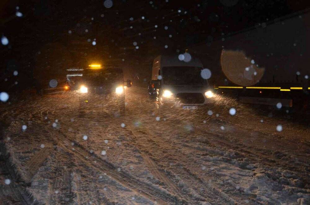 Alacabel’de kar kalınlığı 20 cm’ye ulaştı, tırların geçişine izin verilmiyor