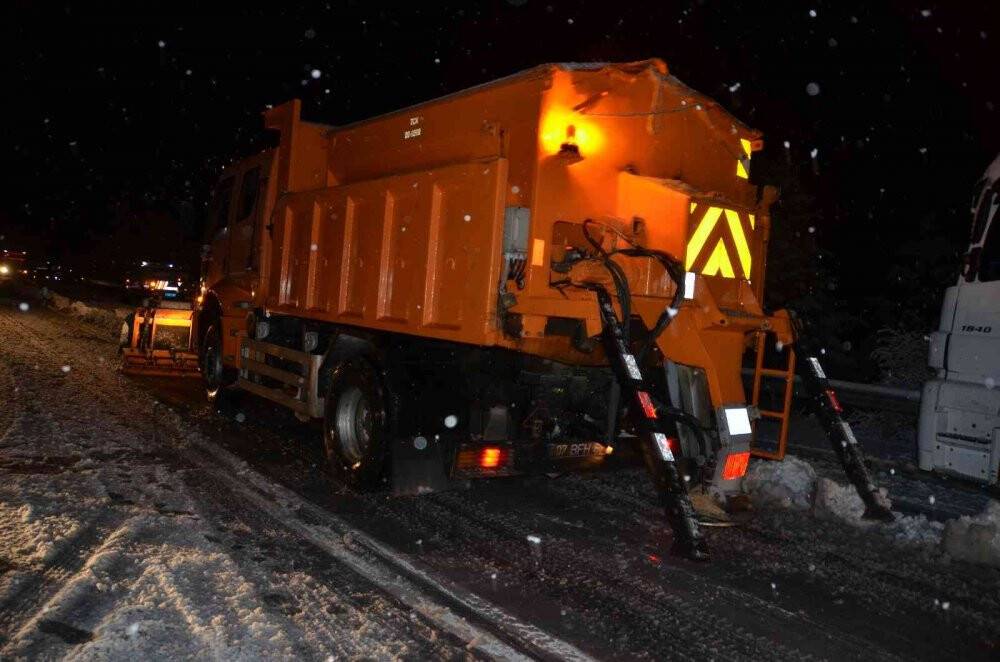 Alacabel’de kar kalınlığı 20 cm’ye ulaştı, tırların geçişine izin verilmiyor