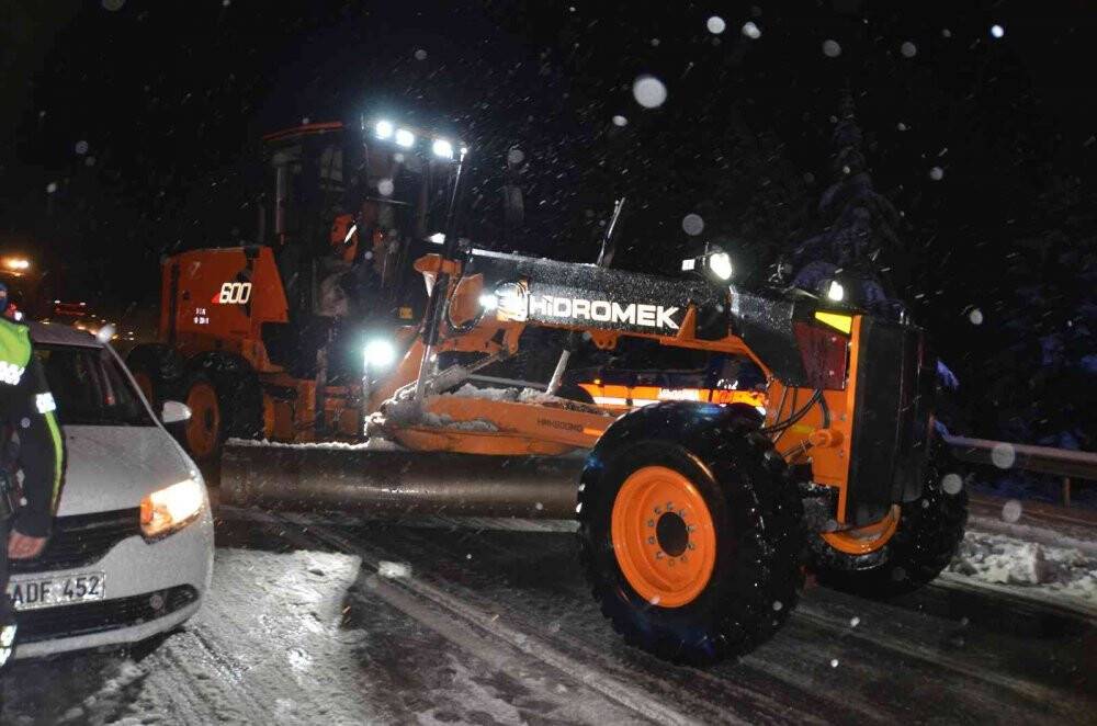 Alacabel’de kar kalınlığı 20 cm’ye ulaştı, tırların geçişine izin verilmiyor