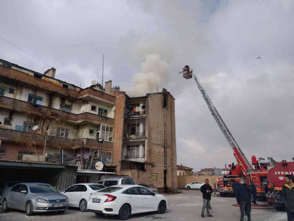 Apartman çatısındaki yangın korkuttu