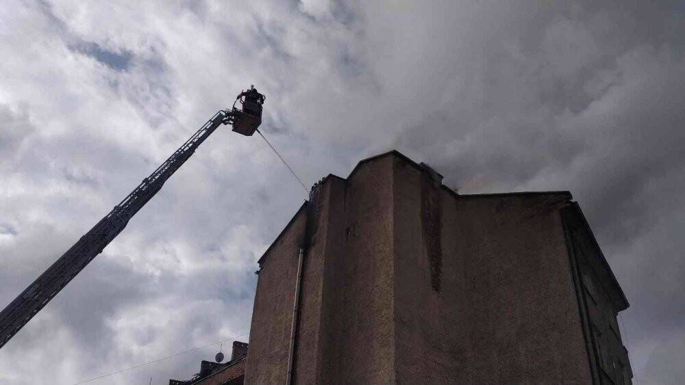 Apartman çatısındaki yangın korkuttu