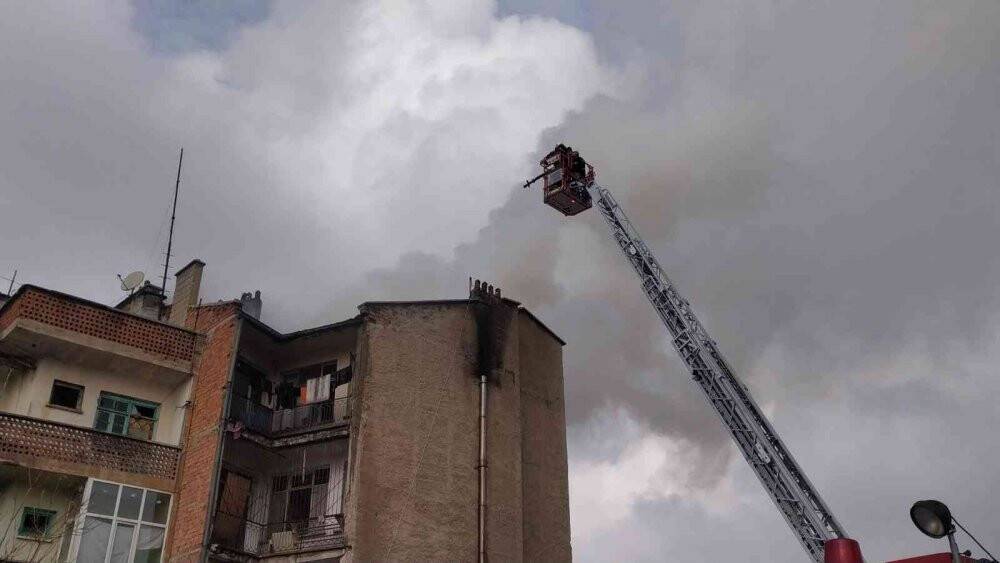 Apartman çatısındaki yangın korkuttu