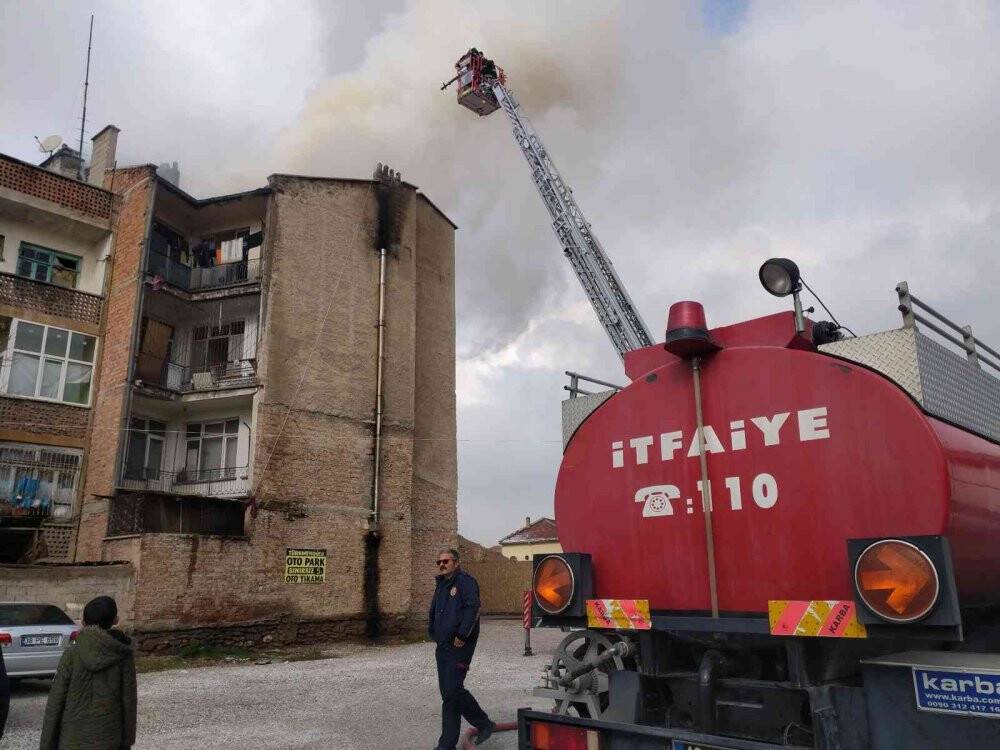 Apartman çatısındaki yangın korkuttu