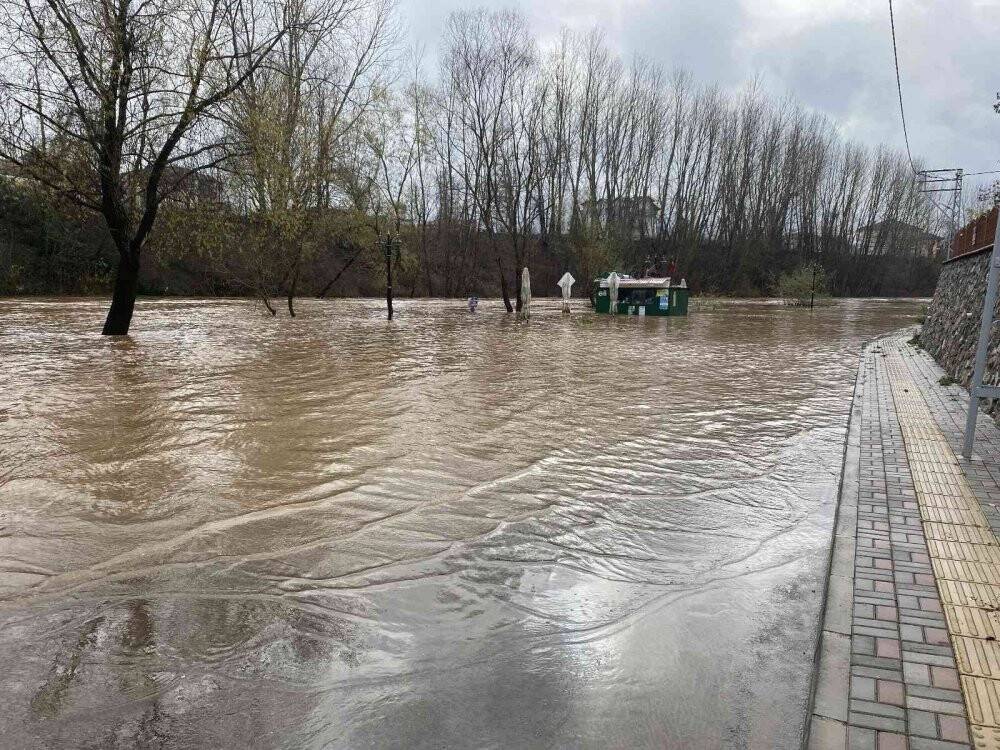 Bartın Irmağı yükseldi, iskeleler su altında kaldı