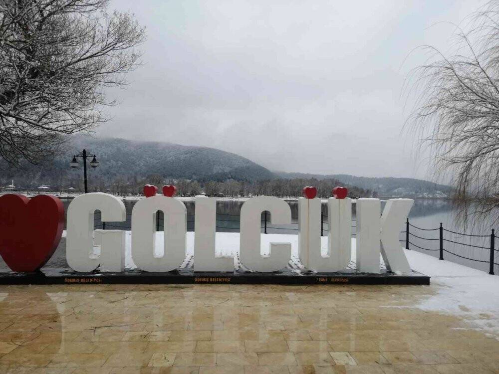 İzmir’in ilçelerine mevsimin karı düştü