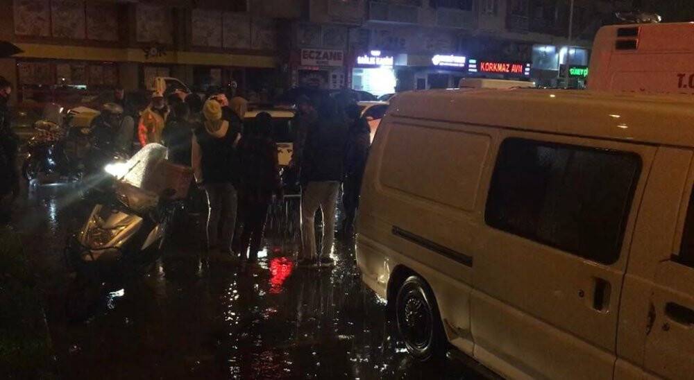 Motosiklet sürücüsü minibüsün altında kaldı