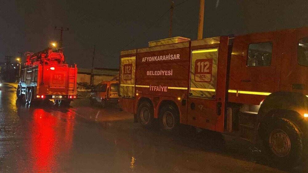 Oto tamirhanesinde çıkan yangında iş yeri ve 2 araç zarar gördü