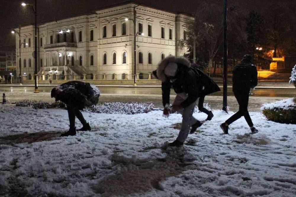 Sivas beyaza büründü, vatandaşlar sokaklara akın etti