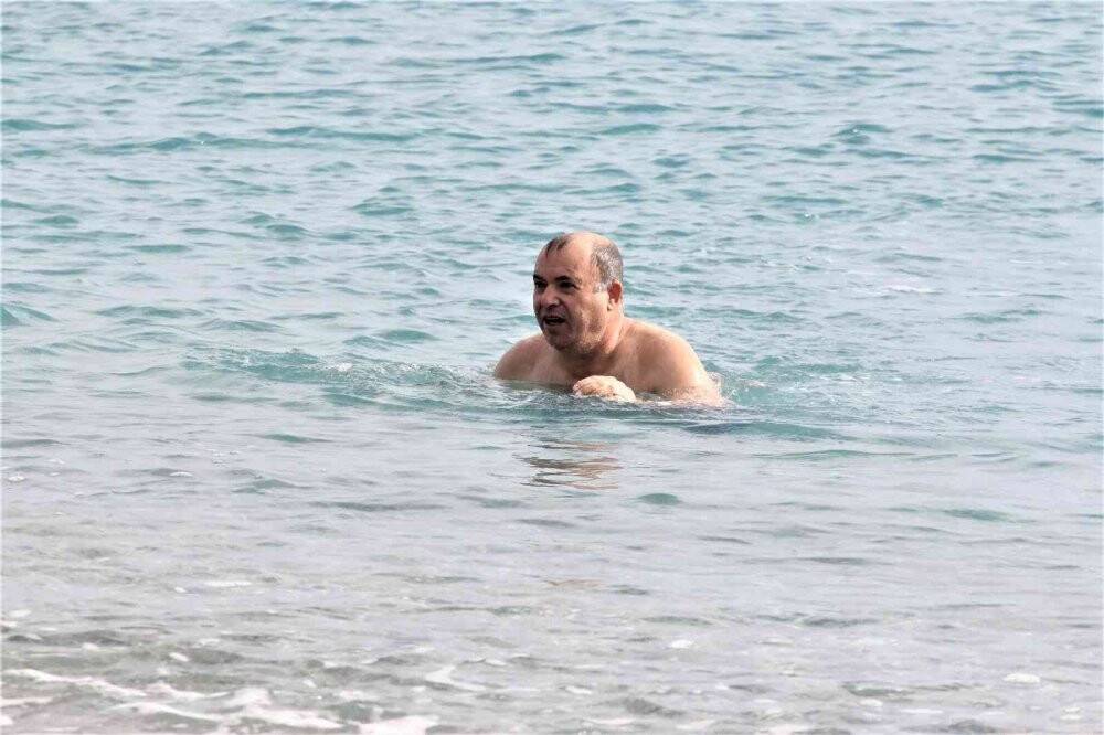 Türkiye kar beklerken Antalya’da yaz günlerini aratmayan görüntüler