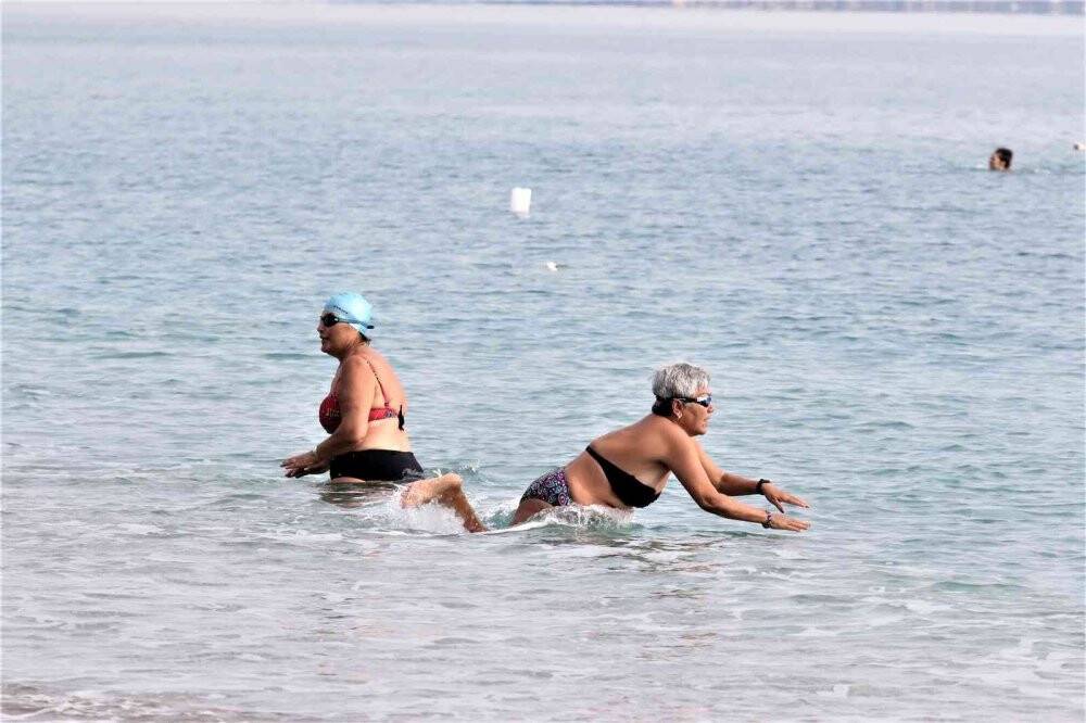 Türkiye kar beklerken Antalya’da yaz günlerini aratmayan görüntüler