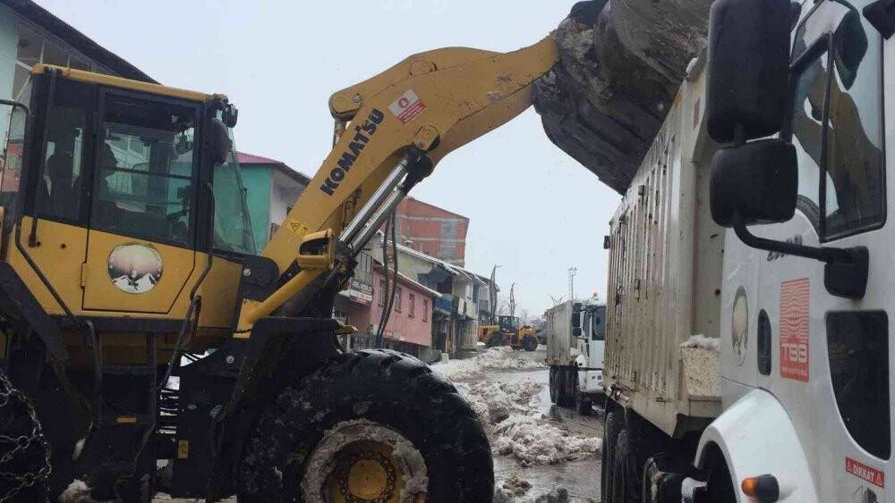 Yağan kar, kamyonlarla ilçe dışına taşınıyor