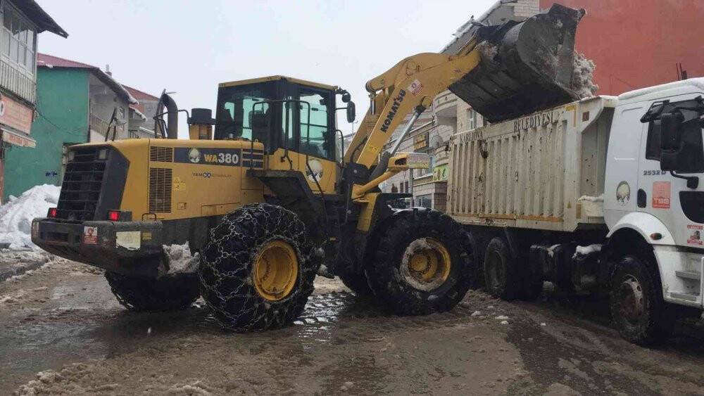 Yağan kar, kamyonlarla ilçe dışına taşınıyor