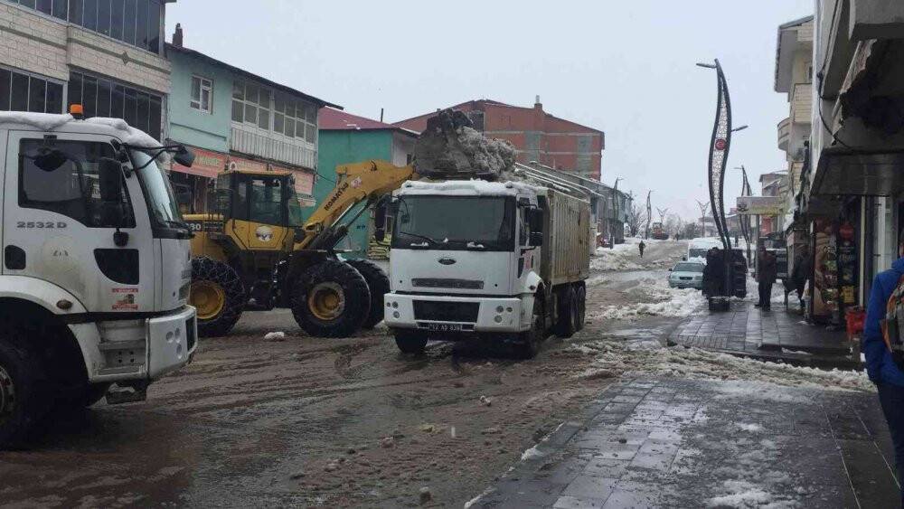 Yağan kar, kamyonlarla ilçe dışına taşınıyor