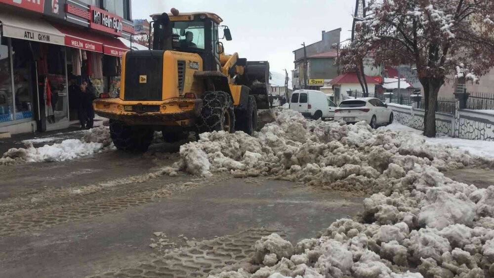 Yağan kar, kamyonlarla ilçe dışına taşınıyor