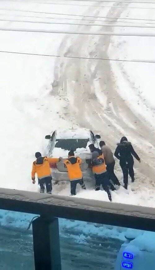 112 sağlık görevlileri kara saplanan sürücülerin imdadına yetişti