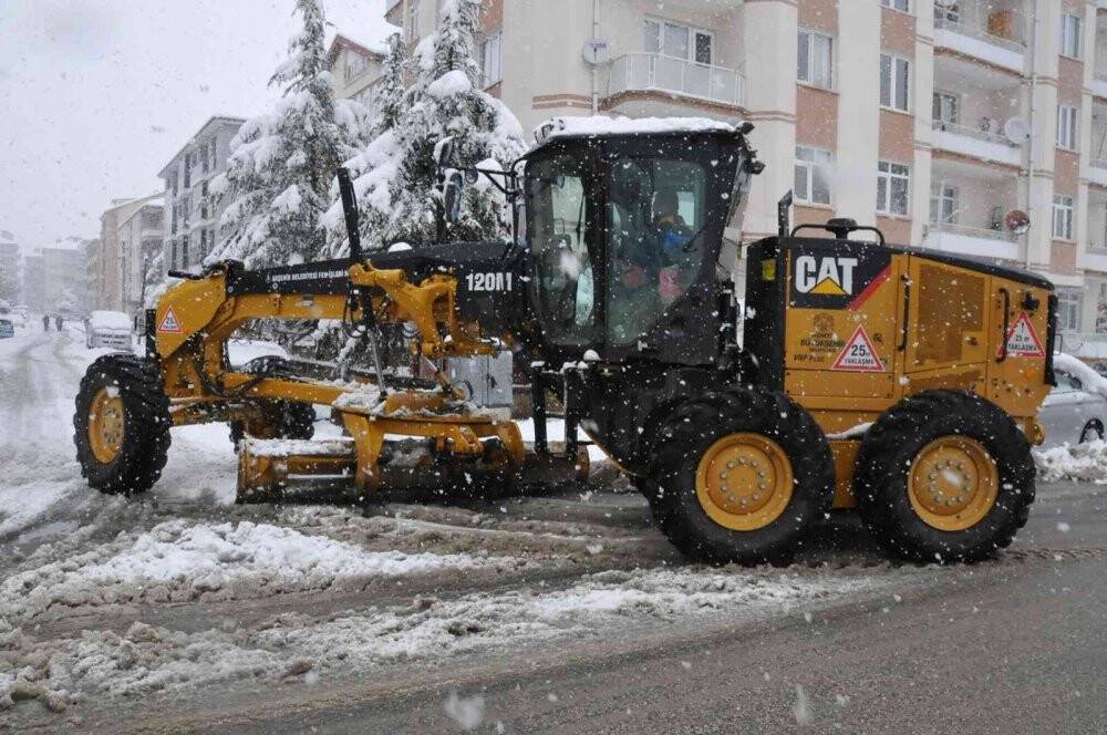 Akşehir’de kar temizliği çalışmaları sürüyor