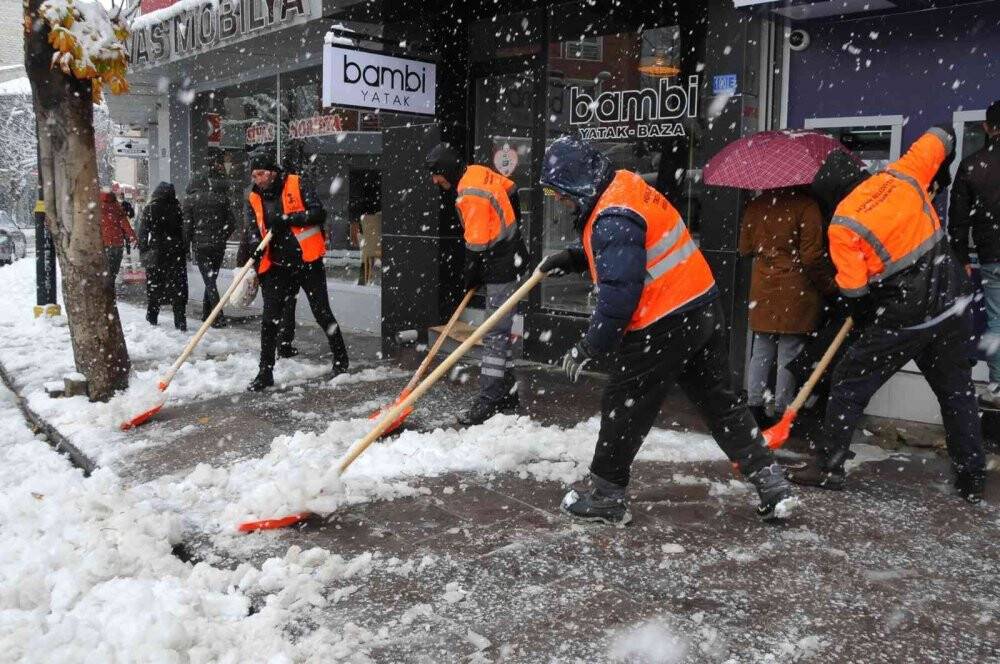 Akşehir’de kar temizliği çalışmaları sürüyor
